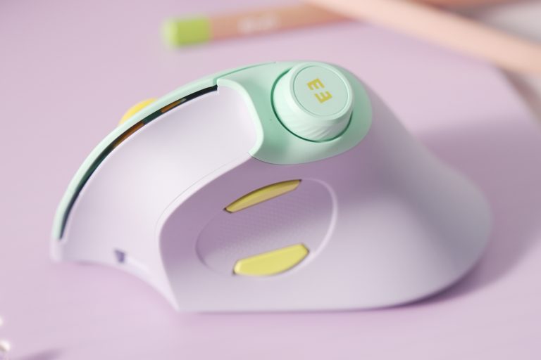 This vertical mouse includes a volume knob with playback controls